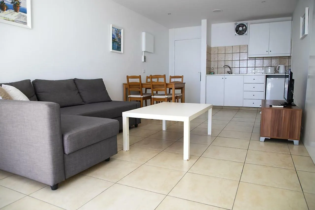Sun Hall Beach Hotel Apartments Larnaca 3*,